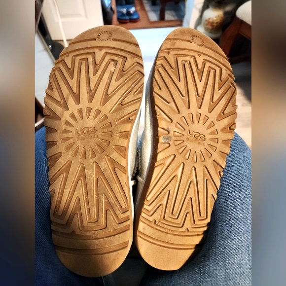 Authentic UGG sz 6 - Picture 3 of 8